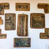 Entrando veniamo subito attratti da alcuni intricati disegni affissi su una parete del soggiorno. �Sono i modelli che venivano utilizzati dalla mia famiglia nella prima met� del 900, per realizzare i tappeti nella fabbrica del Villaggio Armeno di via Amendola�, ci racconta Diran Timurian
